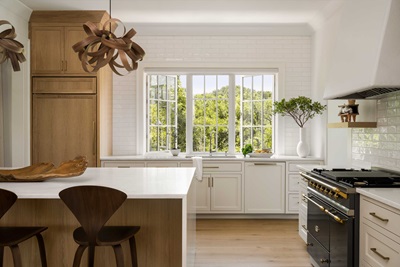 A traditional kitchen in a Sullivan's Island home featuring Marvin Ultimate Casement Picture windows.